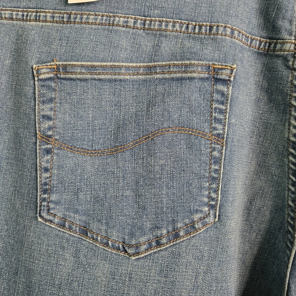 LEE | Petite Plus Relaxed Fit Straight Leg Mid Rise Jeans in Meridian sz 26W